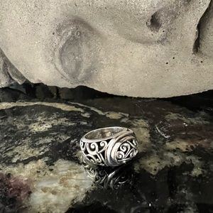 Attractive scroll ring.